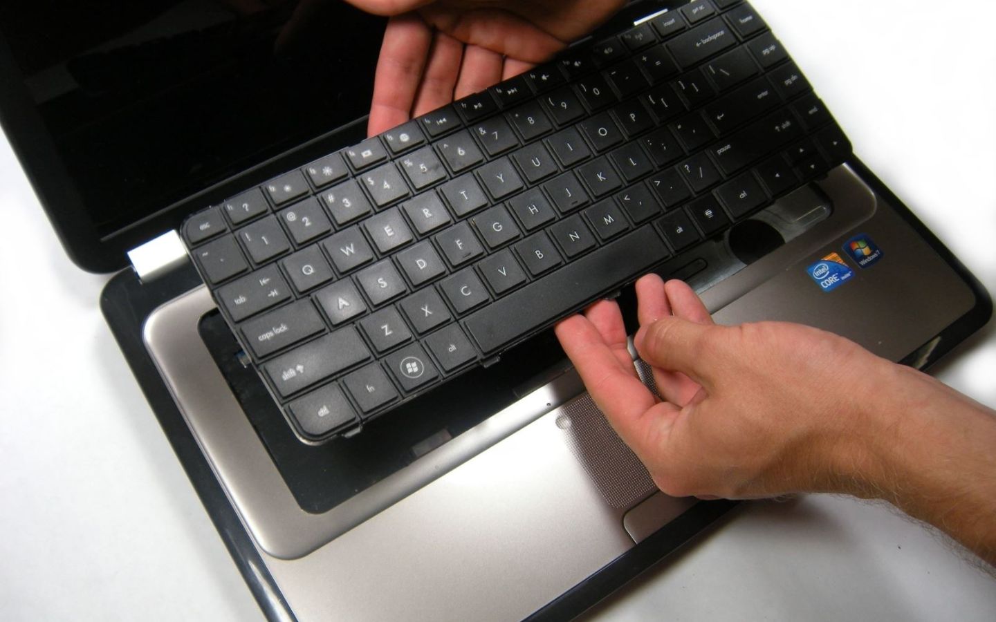 Thay bàn phím laptop